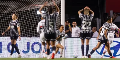 Carlinha comemora após defender pênalti pelo São Paulo na final do Brasileirão Feminino contra o Corinthians