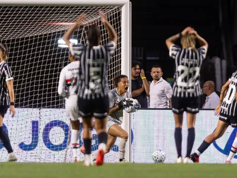Carlinha comemora após defender pênalti pelo São Paulo na final do Brasileirão Feminino contra o Corinthians