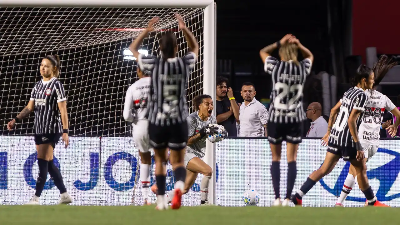 Carlinha comemora após defender pênalti pelo São Paulo na final do Brasileirão Feminino contra o Corinthians Carlinha comemora após defender pênalti pelo São Paulo na final do Brasileirão Feminino contra o Corinthians