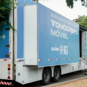 Carreta de tomografia instalada na Praça Zé Garoto, em São Gonçalo