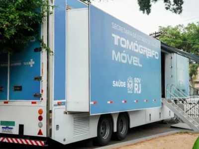 Carreta de tomografia instalada na Praça Zé Garoto, em São Gonçalo