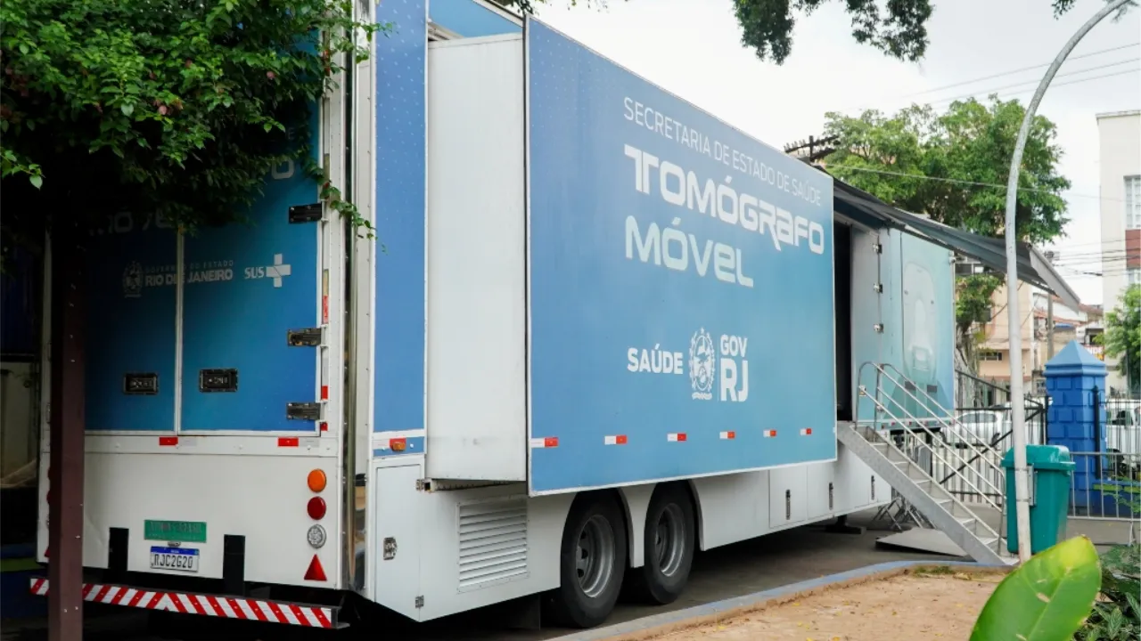 Carreta de tomografia instalada na Praça Zé Garoto, em São Gonçalo Carreta de tomografia instalada na Praça Zé Garoto, em São Gonçalo
