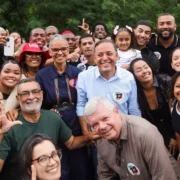 Marina Silva participa de encontro em Niterói para lançamento da Carta em Defesa do Meio Ambiente, ao lado de autoridades e apoiadores.