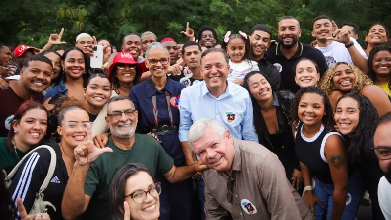 Marina Silva participa de encontro em Niterói para lançamento da Carta em Defesa do Meio Ambiente, ao lado de autoridades e apoiadores.