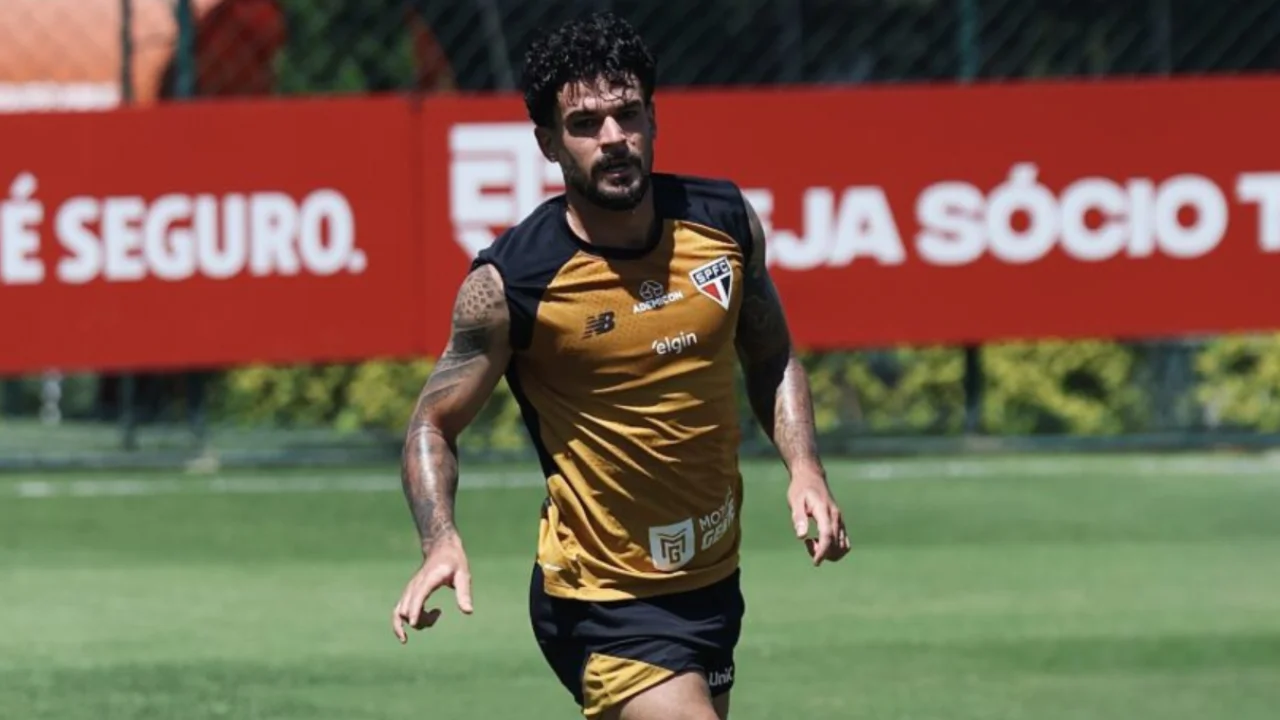 Cauly durante atividade pelo São Paulo antes de afastamento preventivo dos jogos