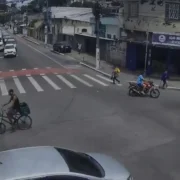 Operadores acompanham câmeras no Centro Integrado de Segurança Pública de Niterói