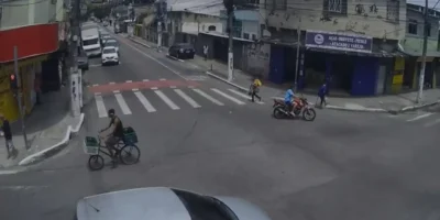 Operadores acompanham câmeras no Centro Integrado de Segurança Pública de Niterói