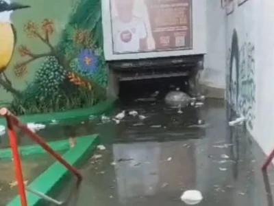 Rua alagada após chuva forte no Rio de Janeiro