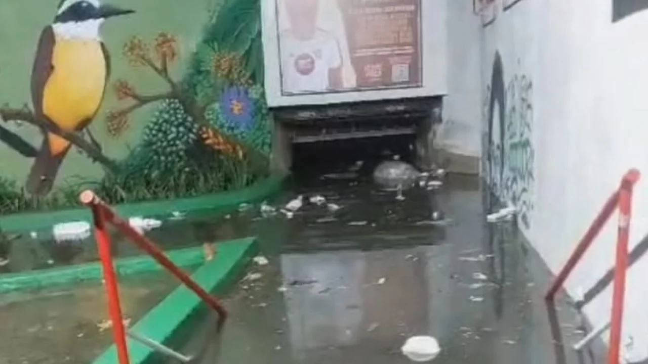 Rua alagada após chuva forte no Rio de Janeiro Rua alagada após chuva forte no Rio de Janeiro