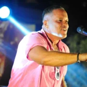 Público acompanha apresentação musical ao ar livre em Piratininga, na Região Oceânica de Niterói.