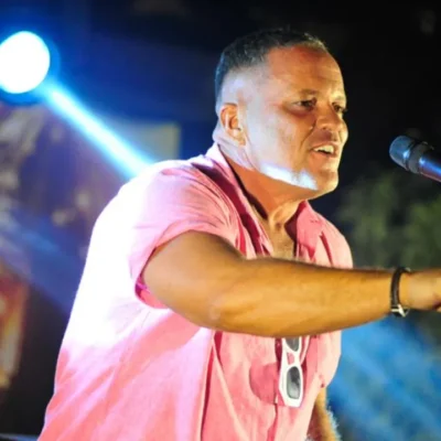 Público acompanha apresentação musical ao ar livre em Piratininga, na Região Oceânica de Niterói.