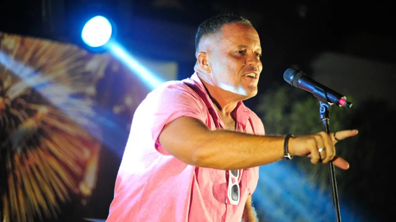 Público acompanha apresentação musical ao ar livre em Piratininga, na Região Oceânica de Niterói.