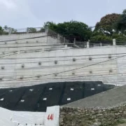Obras de contenção de encostas executadas pela ION na Avenida Carlos Ermelindo Marins, em Jurujuba, Niterói.