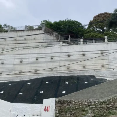 Obras de contenção de encostas executadas pela ION na Avenida Carlos Ermelindo Marins, em Jurujuba, Niterói.