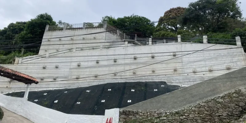 Obras de contenção de encostas executadas pela ION na Avenida Carlos Ermelindo Marins, em Jurujuba, Niterói.