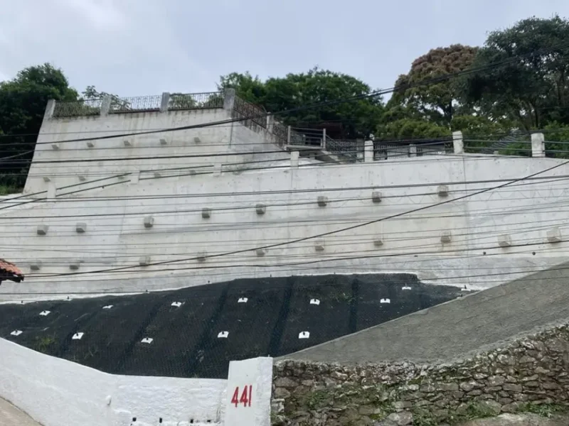 Obras de contenção de encostas executadas pela ION na Avenida Carlos Ermelindo Marins, em Jurujuba, Niterói.