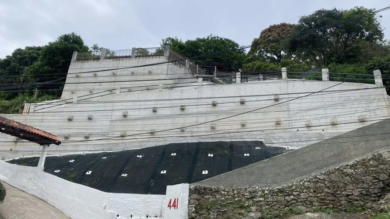 Obras de contenção de encostas executadas pela ION na Avenida Carlos Ermelindo Marins, em Jurujuba, Niterói.