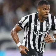 Júnior Santos em ação pelo Botafogo durante o Campeonato Brasileiro de 2026