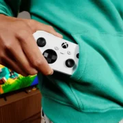 Controle Xbox Nano branco da Microsoft, modelo compacto com dois analógicos, direcional e botões tradicionais do Xbox.