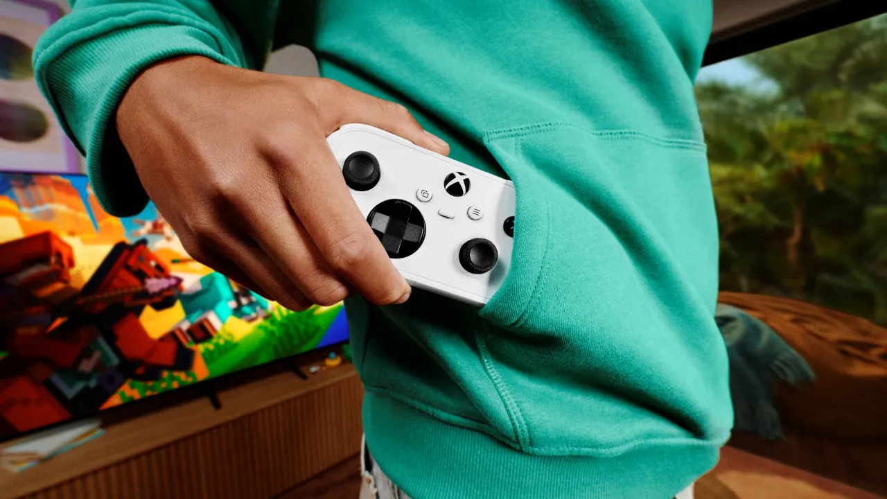 Controle Xbox Nano branco da Microsoft, modelo compacto com dois analógicos, direcional e botões tradicionais do Xbox.