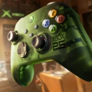 Controle Xbox X25 Edição Especial em verde translúcido, com botões clássicos e detalhes comemorativos dos 25 anos do Xbox.