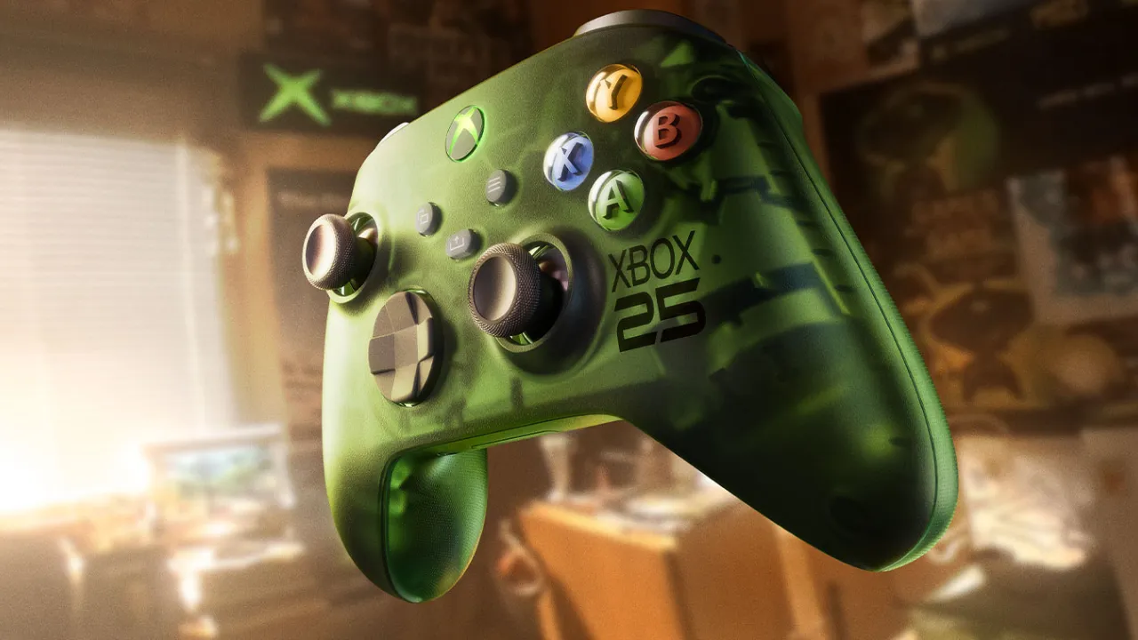 Controle Xbox X25 Edição Especial em verde translúcido, com botões clássicos e detalhes comemorativos dos 25 anos do Xbox.