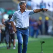 Renato Portaluppi, técnico do Grêmio, aponta para o campo e orienta a equipe à beira do gramado durante partida de futebol.