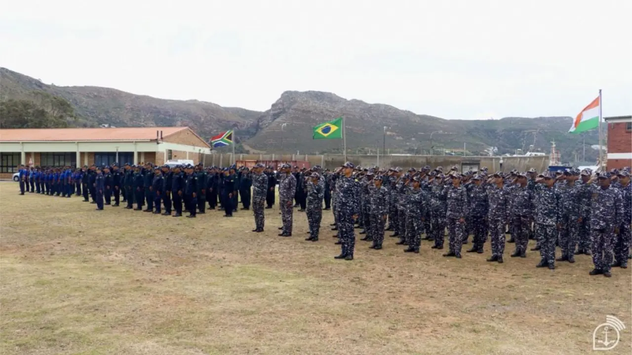 Militares em formação durante a IBSAMAR IX, na África do Sul, com as bandeiras do Brasil, da África do Sul e da Índia ao fundo. Militares em formação durante a IBSAMAR IX, na África do Sul, com as bandeiras do Brasil, da África do Sul e da Índia ao fundo.