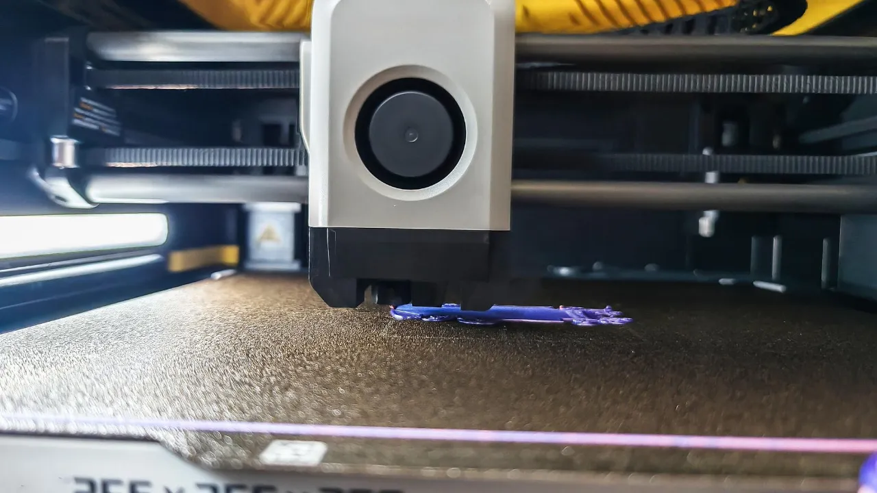 Cabeçote de impressora 3D em funcionamento, ilustrando a formação de camadas e da costura Z durante a extrusão. Cabeçote de impressora 3D em funcionamento, ilustrando a formação de camadas e da costura Z durante a extrusão.