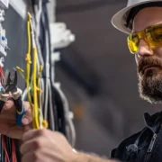 Aluno participa de curso profissionalizante de eletricidade no Senai
