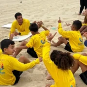 Participantes do Projeto EcoMar durante atividade de segurança no mar em Maricá
