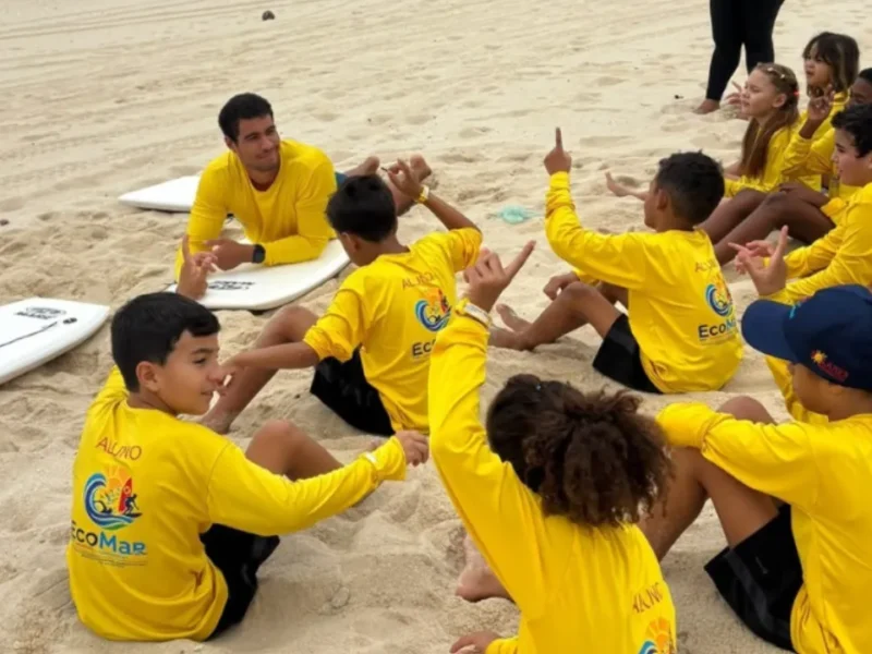 Participantes do Projeto EcoMar durante atividade de segurança no mar em Maricá