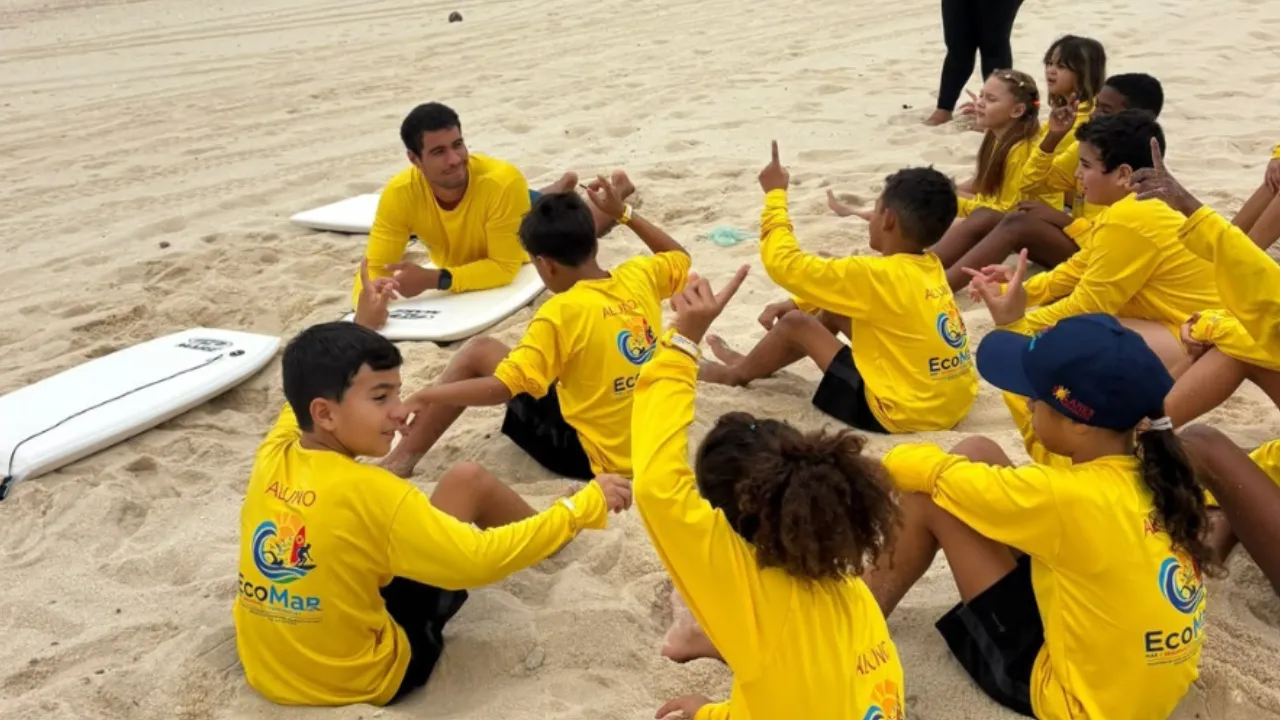 Participantes do Projeto EcoMar durante atividade de segurança no mar em Maricá