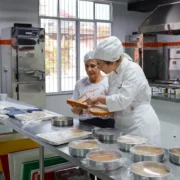 Alunos participam de curso de gastronomia em cozinha profissional