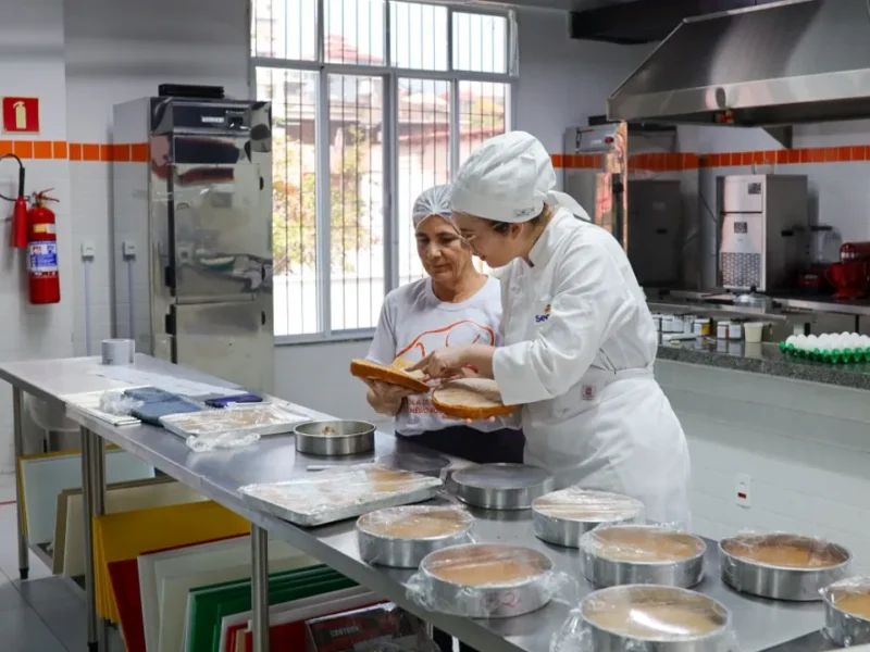 Alunos participam de curso de gastronomia em cozinha profissional