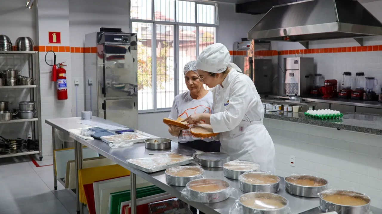 Alunos participam de curso de gastronomia em cozinha profissional Alunos participam de curso de gastronomia em cozinha profissional