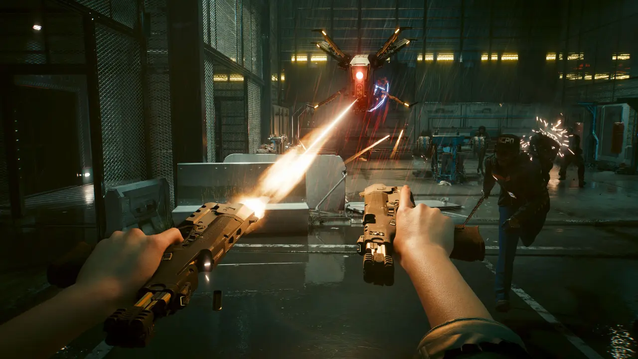 Cena de Cyberpunk 2077 em primeira pessoa mostra combate com duas pistolas, disparos contra um drone e inimigos em ambiente industrial.