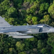 Caça F-39 Gripen da Força Aérea Brasileira em voo