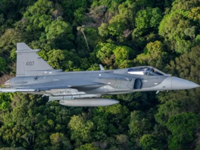 Caça F-39 Gripen da Força Aérea Brasileira em voo