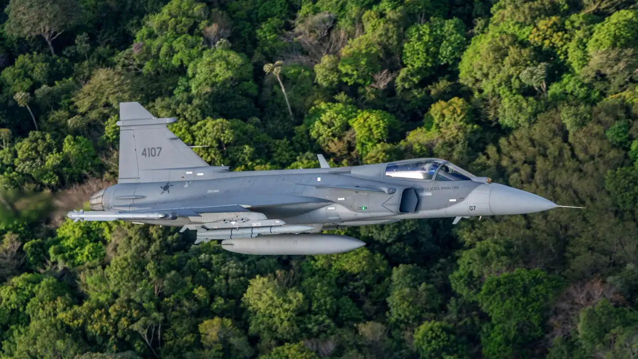 Caça F-39 Gripen da Força Aérea Brasileira em voo Caça F-39 Gripen da Força Aérea Brasileira em voo