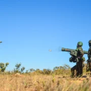 Militares do Exército Brasileiro operando sistema de defesa antiaérea durante exercício de treinamento.