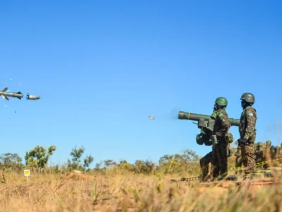 Militares do Exército Brasileiro operando sistema de defesa antiaérea durante exercício de treinamento.