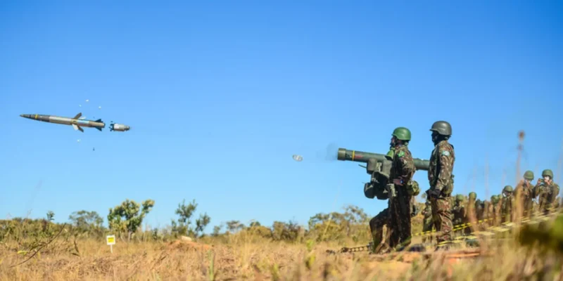 Militares do Exército Brasileiro operando sistema de defesa antiaérea durante exercício de treinamento.