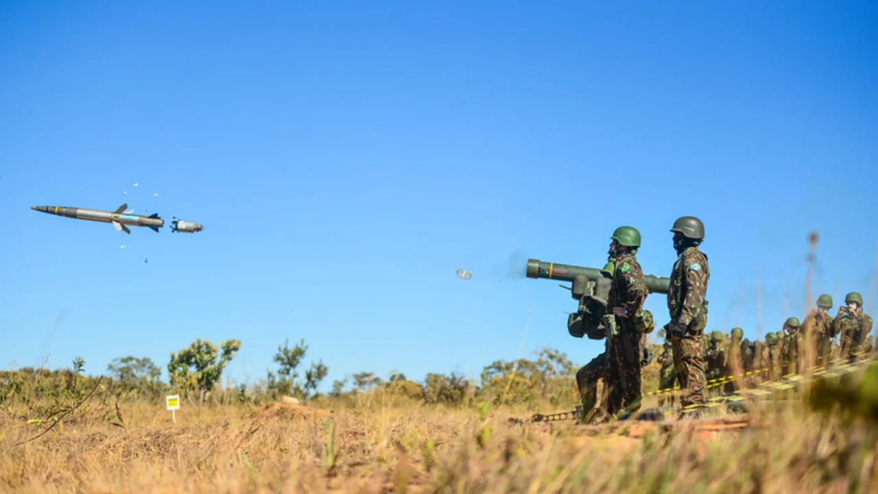 Militares do Exército Brasileiro operando sistema de defesa antiaérea durante exercício de treinamento.
