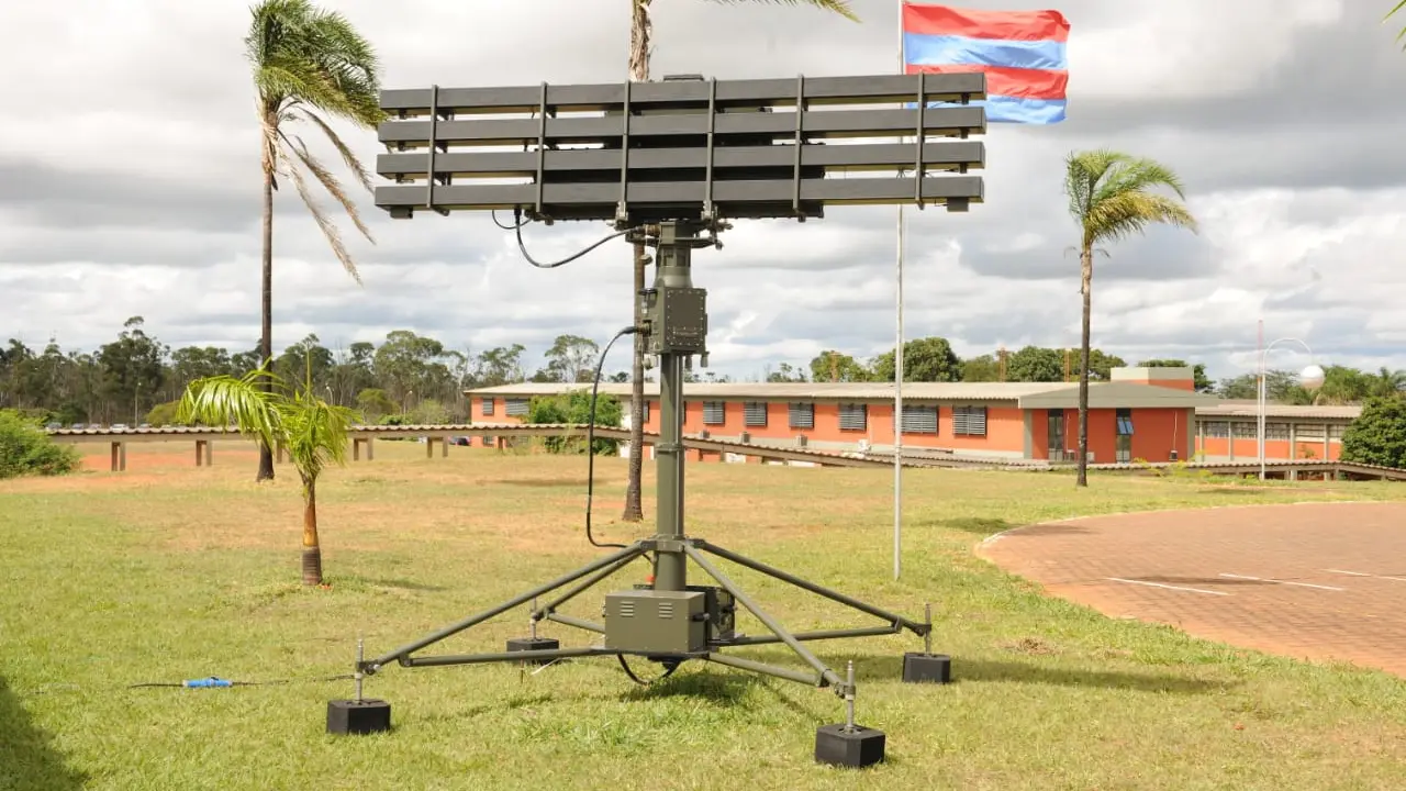 Radar militar montado sobre estrutura móvel em área aberta, utilizado para ilustrar sistemas de vigilância e defesa antiaérea.