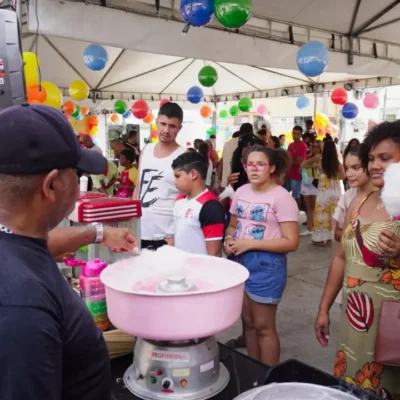 Crianças participam de festa em praça pública de Itaboraí