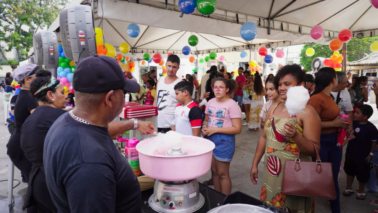 Crianças participam de festa em praça pública de Itaboraí