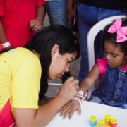 Crianças participam de programação gratuita em praça de Itaboraí
