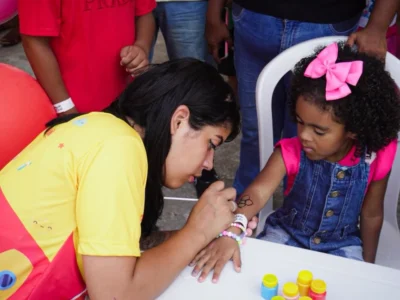 Crianças participam de programação gratuita em praça de Itaboraí
