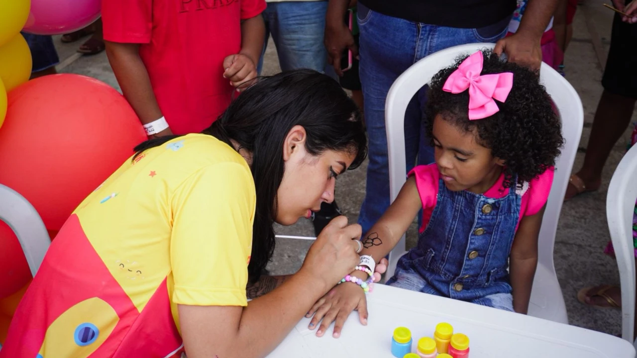 Crianças participam de programação gratuita em praça de Itaboraí
